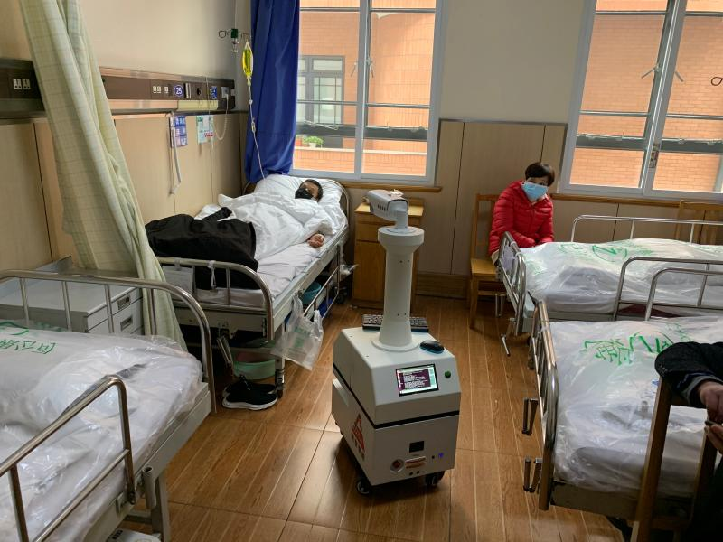 机器人“三剑客”！测体温、会送药、能消毒，就在闵行这里诞生……(图1)